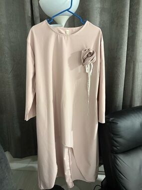 Long Sleeve Shift Dress with Rosette in Light Blush /os